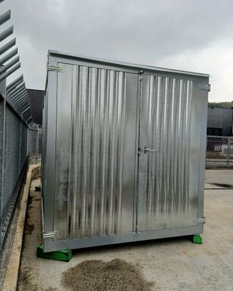 Deposito MANGIMI E attrezzi PER CANI, CAVALLI