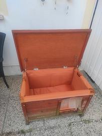 cuccia in legno con imbottitura interna 