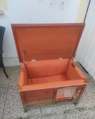 cuccia in legno con imbottitura interna 