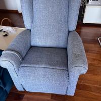 poltrona reclinabile con alzata assistita