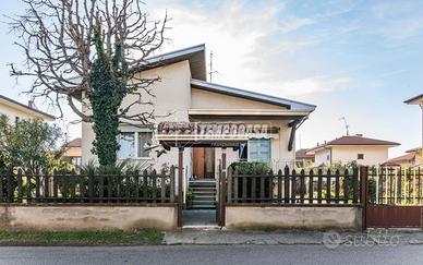 VILLETTA UNIFAMILIARE CON AMPIO GIARDINO