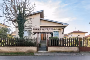 VILLETTA UNIFAMILIARE CON AMPIO GIARDINO