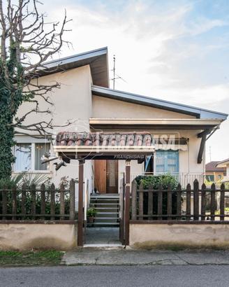 VILLETTA UNIFAMILIARE CON AMPIO GIARDINO