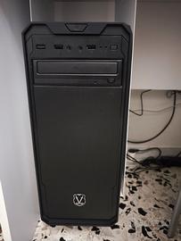 Pc desktop con tastiera e mouse. 