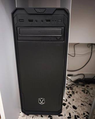 Pc desktop con tastiera e mouse. 