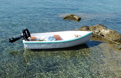 Piccola barca a motore