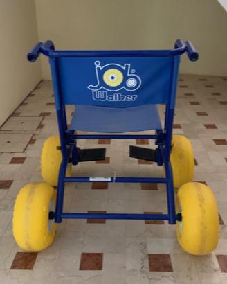 Sedia a rotelle disabile per la spiaggia