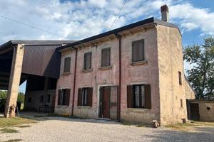 San G. Lupatoto: rustico con 1500 mq di giardino