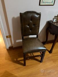 Coppia di sedie in pelle capitonné