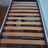 Rete singola con doghe in legno