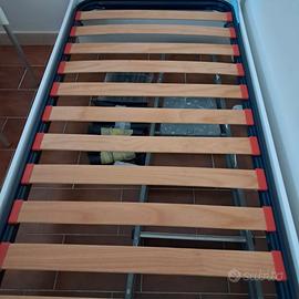 Rete singola con doghe in legno