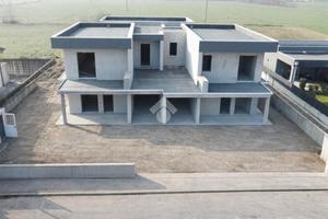 PORZIONE DI TRIFAMILIARE A DELLO