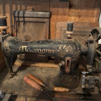 Macchina da cucire antica da collezione