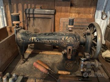 Macchina da cucire antica da collezione