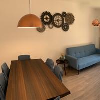 Divano letto e sei sedie per soggiorno