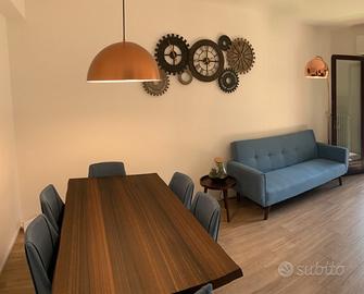 Divano letto e sei sedie per soggiorno