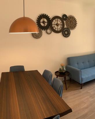 Divano letto e sei sedie per soggiorno