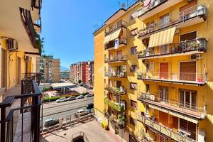 3 LOCALI A NAPOLI