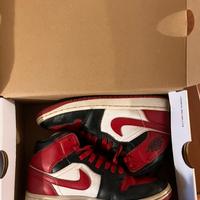 Nike Air Jordan 1 Mid con colorazione "Chicago"