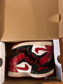 Nike Air Jordan 1 Mid con colorazione "Chicago"