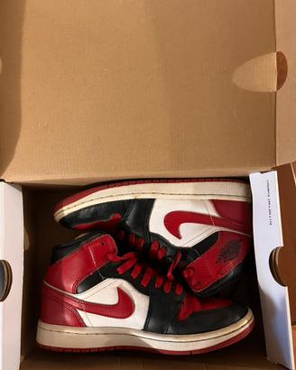 Nike Air Jordan 1 Mid con colorazione "Chicago"