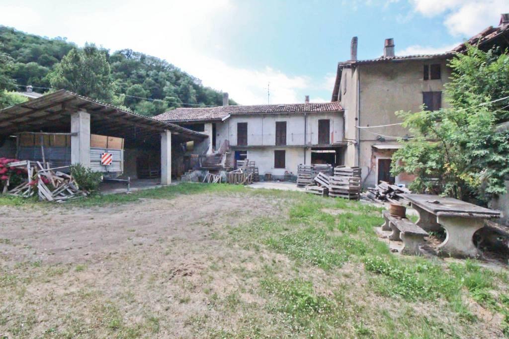 Rustico / Casale di 600 m² con più di 5 locali a O - Vista 3