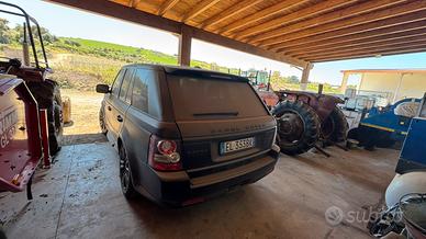 Auto con motore danneggiato