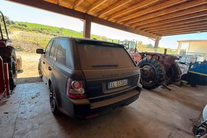 Auto con motore danneggiato