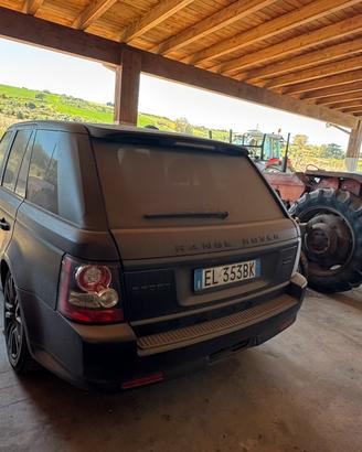 Auto con motore danneggiato