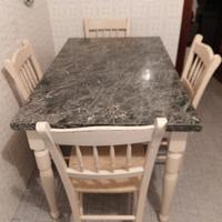 Tavolo da cucina con sedie