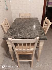 Tavolo da cucina con sedie