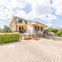 VILLA A SCHIERA A ROMA