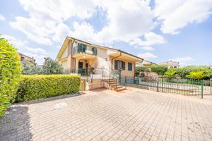 VILLA A SCHIERA A ROMA