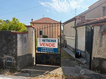 Loano si propone villetta con giardino e box auto
