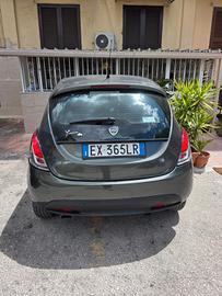 lancia y