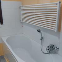 vasca in acrilico e scaldasalviette