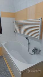 vasca in acrilico e scaldasalviette