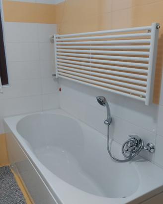 vasca in acrilico e scaldasalviette