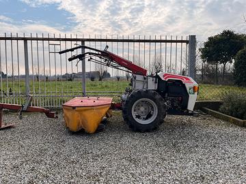 Motocoltivatore con falciaerba