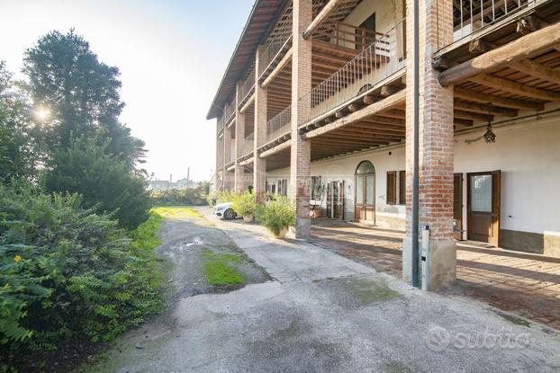 CASCINA DI 300 MQ CON BOX E GIARDINO