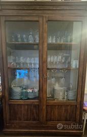 Vetrina in legno massello con ante a vetro