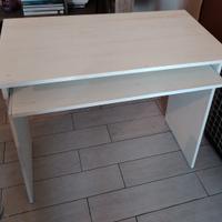 scrivania con porta pc o tastiera