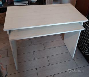 scrivania con porta pc o tastiera