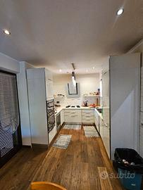 cucina  bianca rivesti vetro