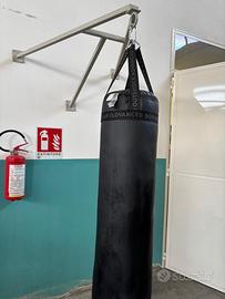 Sacco boxe Decathlon 30 kg con supporto a parete