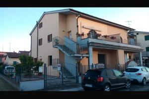 Casa fronte giardini
