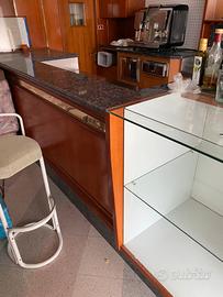 Bancone bar in legno e marmo + vetrina espositiva