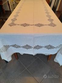 Tovaglia di lino con inserti di pizzo