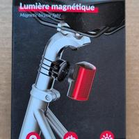 Nuovissima. Luce bici attacco magnetico antifurto 