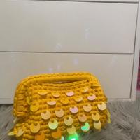 Borsa con paillettes all'uncinetto 
